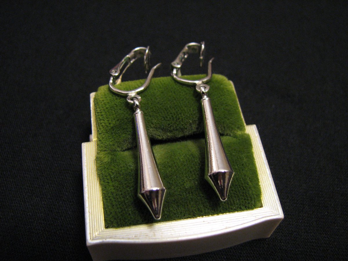 JewelryHoarder's tweet photo. Vintage 1966 Sarah Coventry Sophisticated Silver Spike Dangle Clip Earrings https://t.co/kSPgZrOIiU #etsy #sarahcov https://t.co/dnQ1rn9Z3b