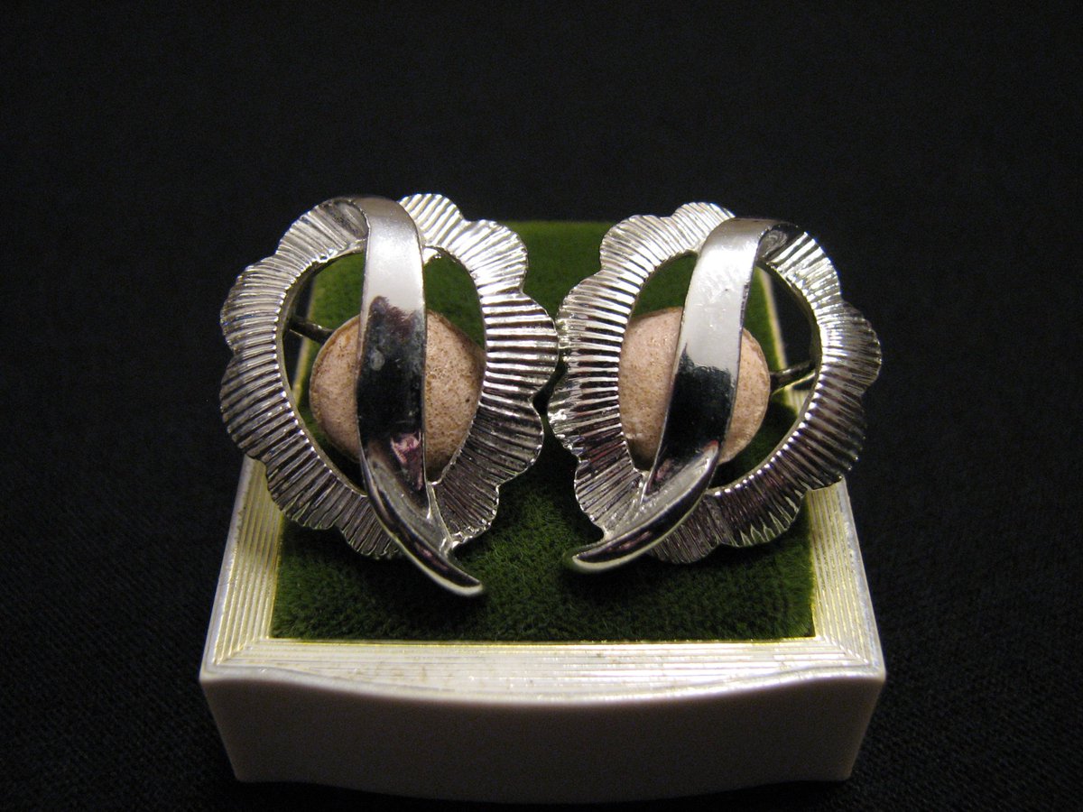 JewelryHoarder's tweet photo. Vintage Coro Silver Tone Textured Wave Leaf Clip Earrings https://t.co/vf7lubOVzp #etsy #coro #earrings #vintage https://t.co/o8ZrLvT3Ug