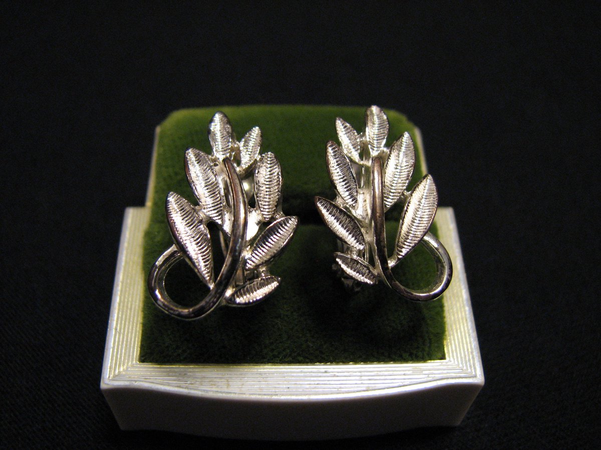 JewelryHoarder's tweet photo. Vintage Napier Silver Tone Textured Leaf Branch Clip Earrings https://t.co/ab0zPG3hh2 #etsy #napier #vintage #leaf https://t.co/JiYVp2Bc4m