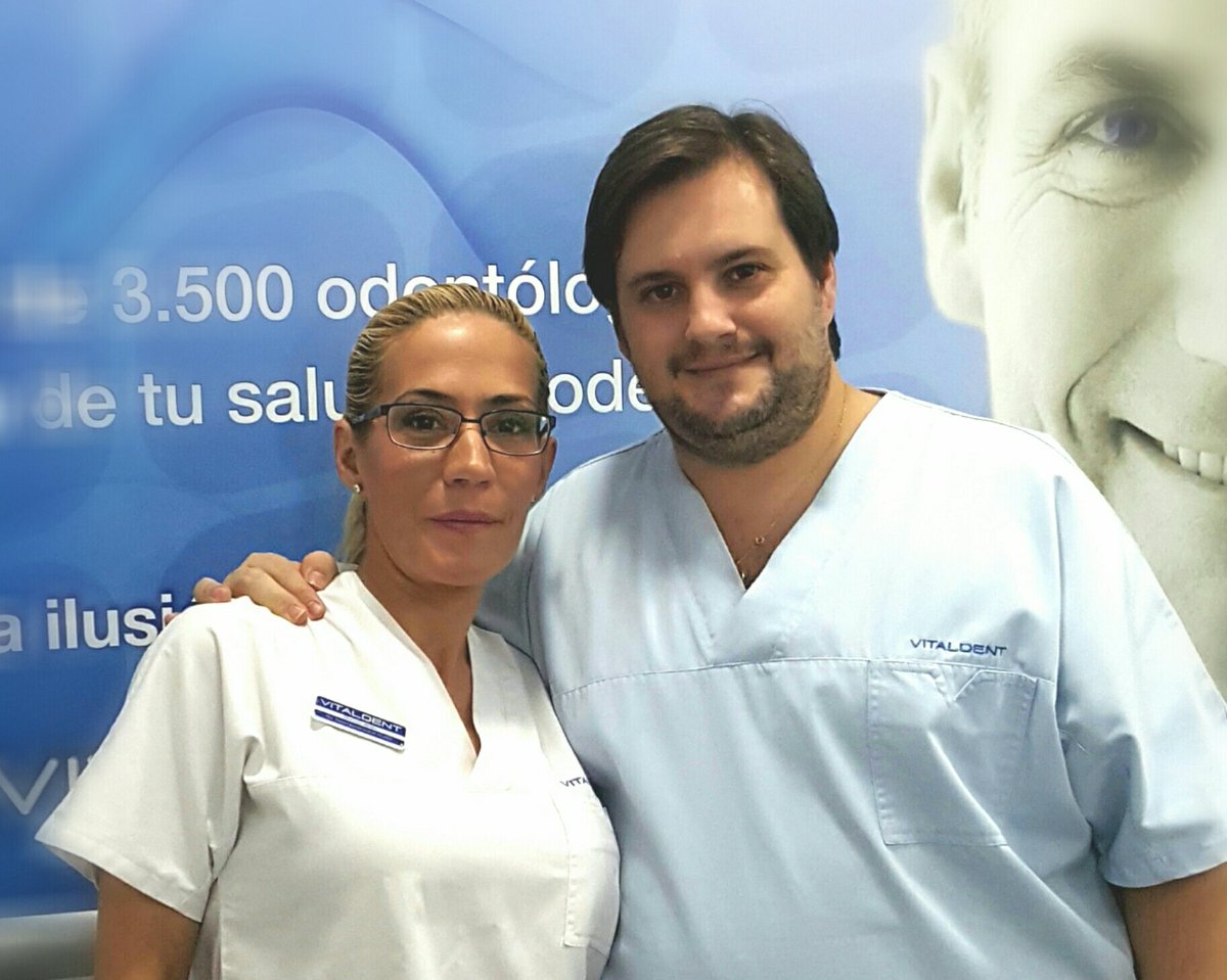 EQuecuty's tweet photo. @albanv86 @sergiofv_tec @ajalgarin @Anitaassle Con un grandee!!! Más que compañeros...AMIGOS!!!! #somosvitaldent https://t.co/c4WZtWeOfw
