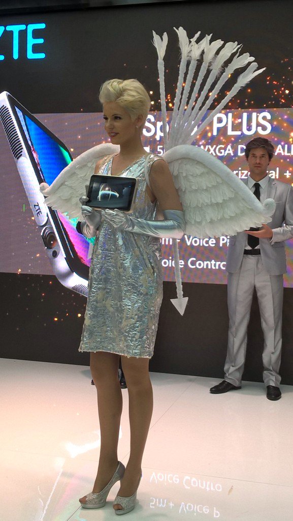 FrederickW's tweet photo. #ZTEmoment beautiful model beautiful device. #ZTEdevice fashion devices. The wedding of trendy and glamour https://t.co/VcBYsxd40G