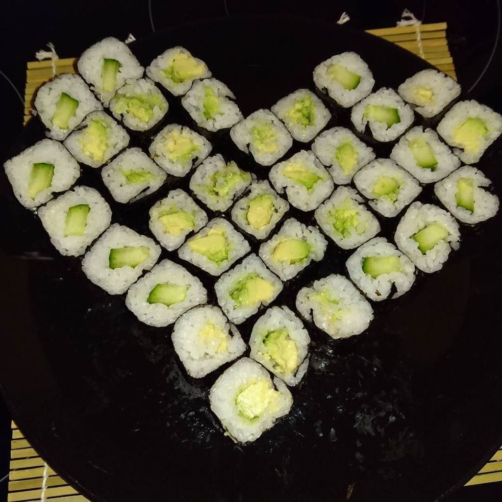 gofondue's tweet photo. RT fairyyona Sushi 😊❤👌
#vegan #tilleaster #cucumber #Sushi #avocado #foodporn #food #happyandhealthy #h… … https://t.co/xbqMMkFgC8