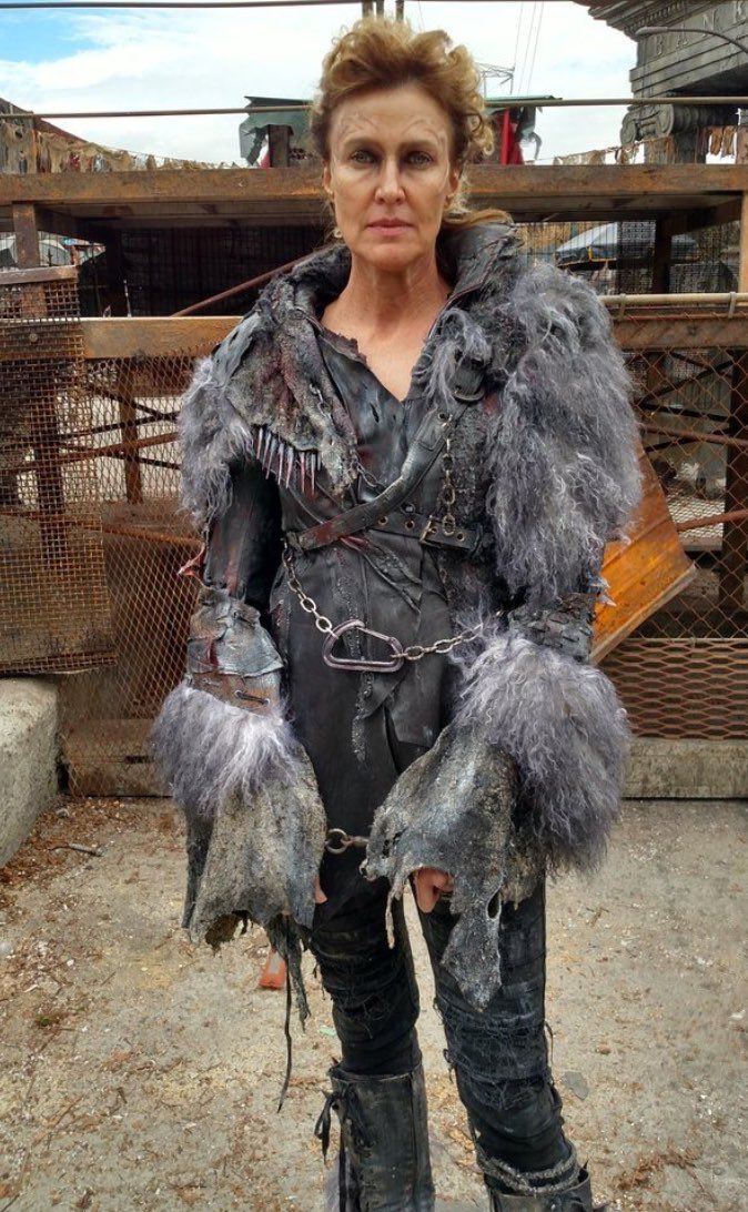 carmilla_movie's tweet photo. #The100 Behind the scenes😊 #The100Season3 #JusDreinNOJusDaun #WeAreGrounders #Lexa #Clexa #The100NaMTV #hedasback https://t.co/LJIr0WrjWw