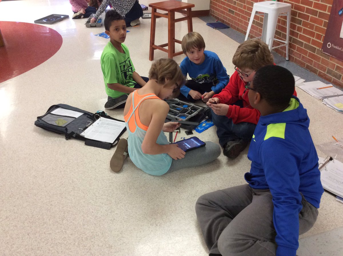 MrsWalesRV4's tweet photo. Busy building bicycles in 4th grade so we can learn about energy conversions. #rvfabfourth #pltw #rvroadrunners https://t.co/Okl4wo7CnN