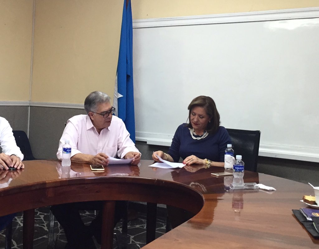 MonarcaHn's tweet photo. Coordinador Nacional del MONARCA solicita ante la Presidenta del CCPN documentacion para inscribir el movimiento. https://t.co/tCLtSWuaat