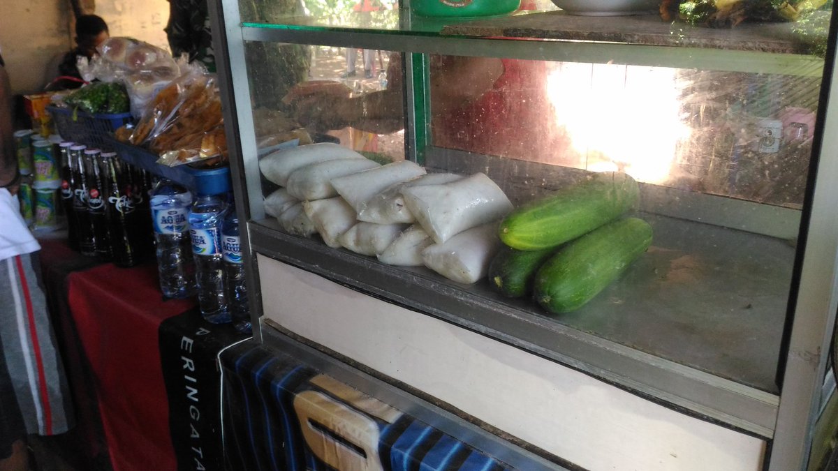 blogdokter's tweet photo. Stop makan lontong yang dibungkus plastik. https://t.co/gy1eb9AEXW