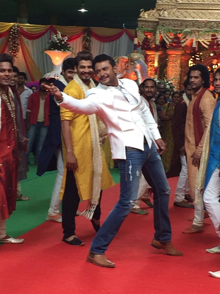 Dcompany171's tweet photo. @dasadarshan's #JagguDada Shooting  Song Sequence from 3 days Awesome Set @srujanlokesh  also in the song sequence https://t.co/p80JhKO94X