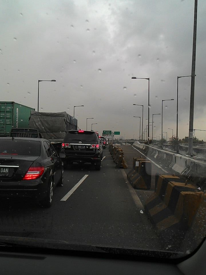@lewatmnaa #JKTU RT <a href="/gembelcinta005/">Gaos Fatoni</a>: lalin tol dari ancol arah persimpangan priuk dan cawang padat merayap