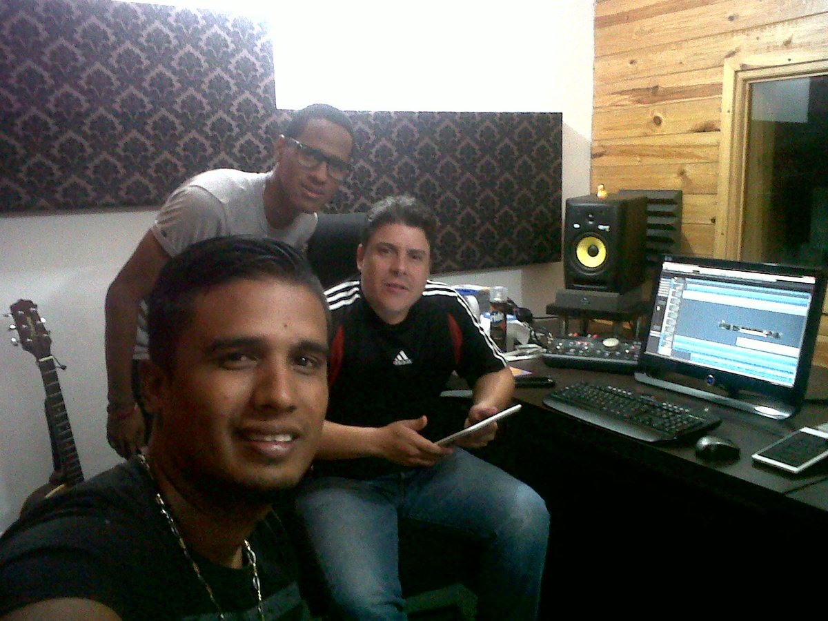 liendoficial's tweet photo. Fraguando en el estudio lo nuevo!! @LalaEstudio https://t.co/p1jg1MIf7V