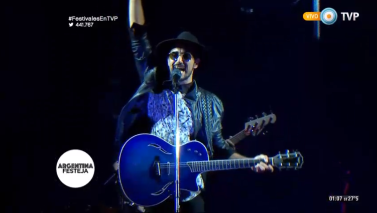 TV_Publica's tweet photo. [AHORA] Gran noche de emociones y #FestivalesEnTVP: @AbelPintos canta "Aquí te espero" > https://t.co/fnEKkuadQ9 https://t.co/HqenGOAmZ3