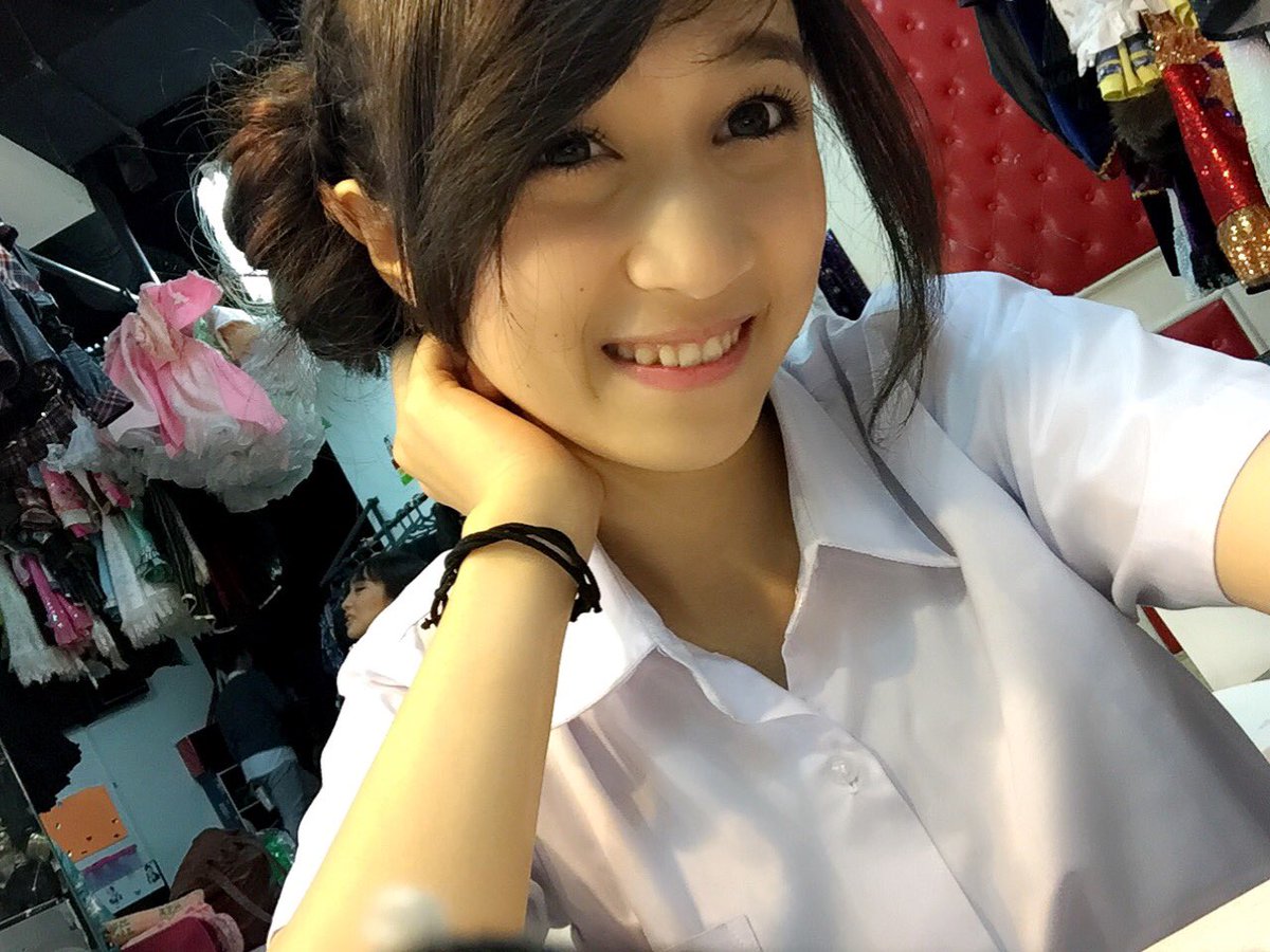 ayanashb0306's tweet photo. Haiiiiiiii aku udh pulang sekolahhhh>.< tapi belim di jemout nih ahhahah lama bggggt:( https://t.co/eW59C7rZPo