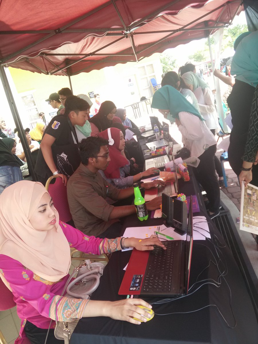 gameinc24's tweet photo. [LIVE UPDATE] 

"Jangan kacau orang tgh mainlah!" Amboi nampk tak keseronokannya disitu? 😋 @CFM_Malaysia https://t.co/FMHKZdV7PZ