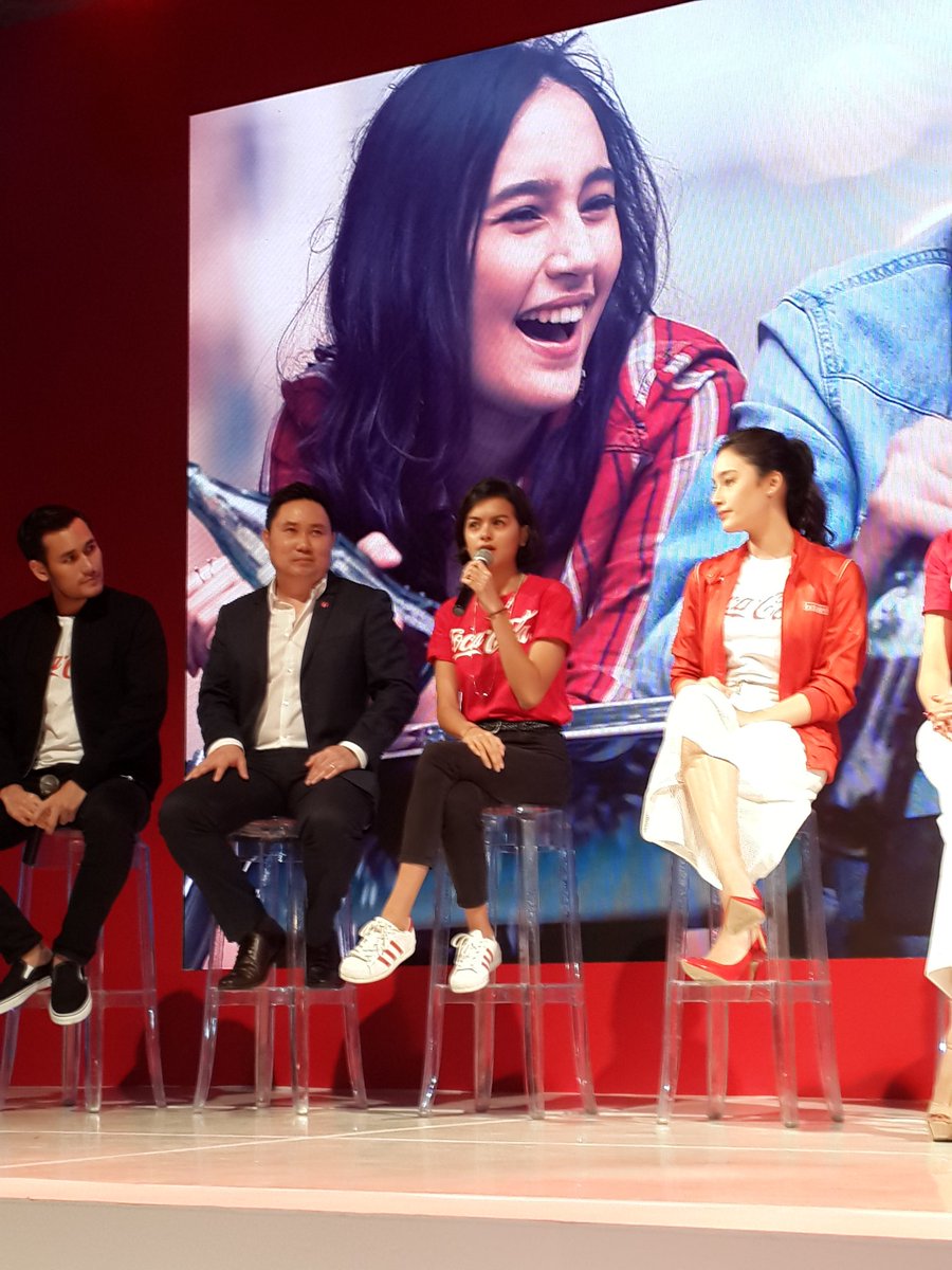 Setuju sama Eva Celia! Kalo mau nyari kebahagiaan, cukup makan diluar aja sama keluarga sambil #RasakanMomennya