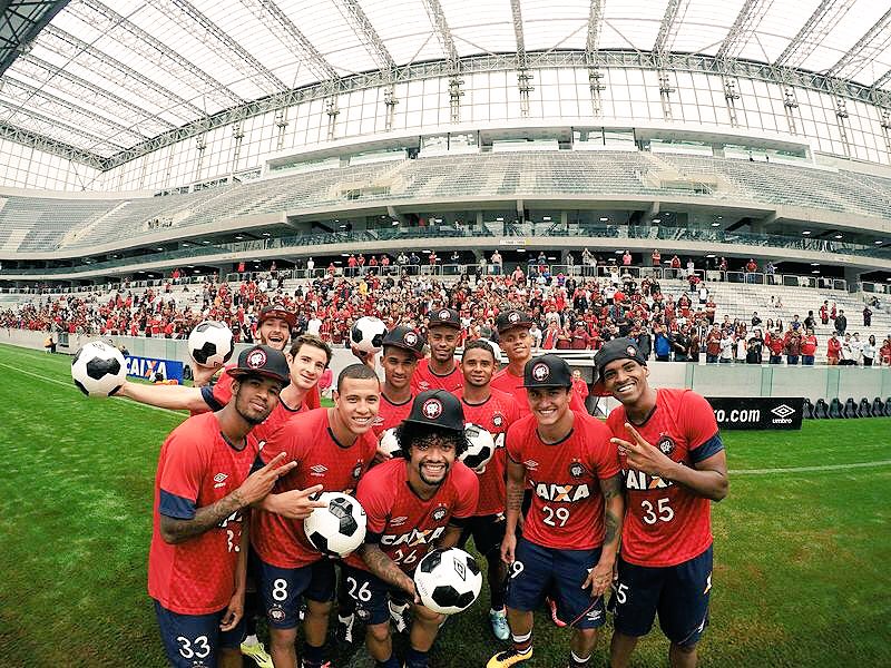 uhcaldeirao's tweet photo. Jogadores do #Furacão também curtiram o treino com torcida. 🙌🏽🙌🏽🙌🏽 #UhCaldeirão #Cap40k https://t.co/NmnwLsKn7g