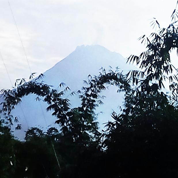 7.08 via pgm ngepos #merapi  cerah,suhu 23.6 °C,kelembaban 74 %Rh,tekanan udara 945.6 hpa,angin tenang