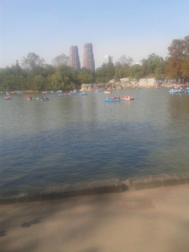 DragonVirus99's tweet photo. Pasando un buen dia en familia #Chapultepec  xD https://t.co/lcOyUf1DIL