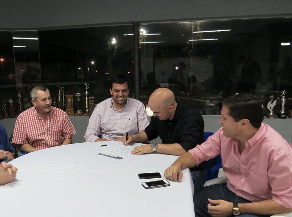 locosx_lafranja's tweet photo. El profe @FernandoJubero firmando su contrato con el club #infoDT #Olimpia https://t.co/IUp1oeaMrW