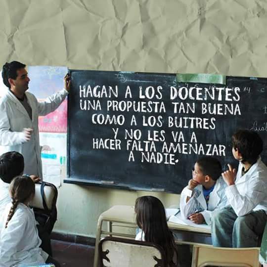 danielonk's tweet photo. Para pagar a los buitres nos endeudamos...Para los docentes no alcanza...

#MartesIntratable 
#DespidosEnLaEraMacri https://t.co/kGplVxcro4