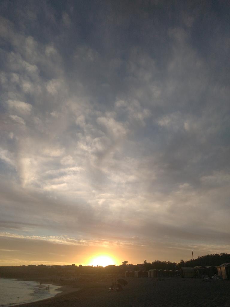 solfoschi's tweet photo. Luna roja mar del plata. https://t.co/FMtDBGa2t8