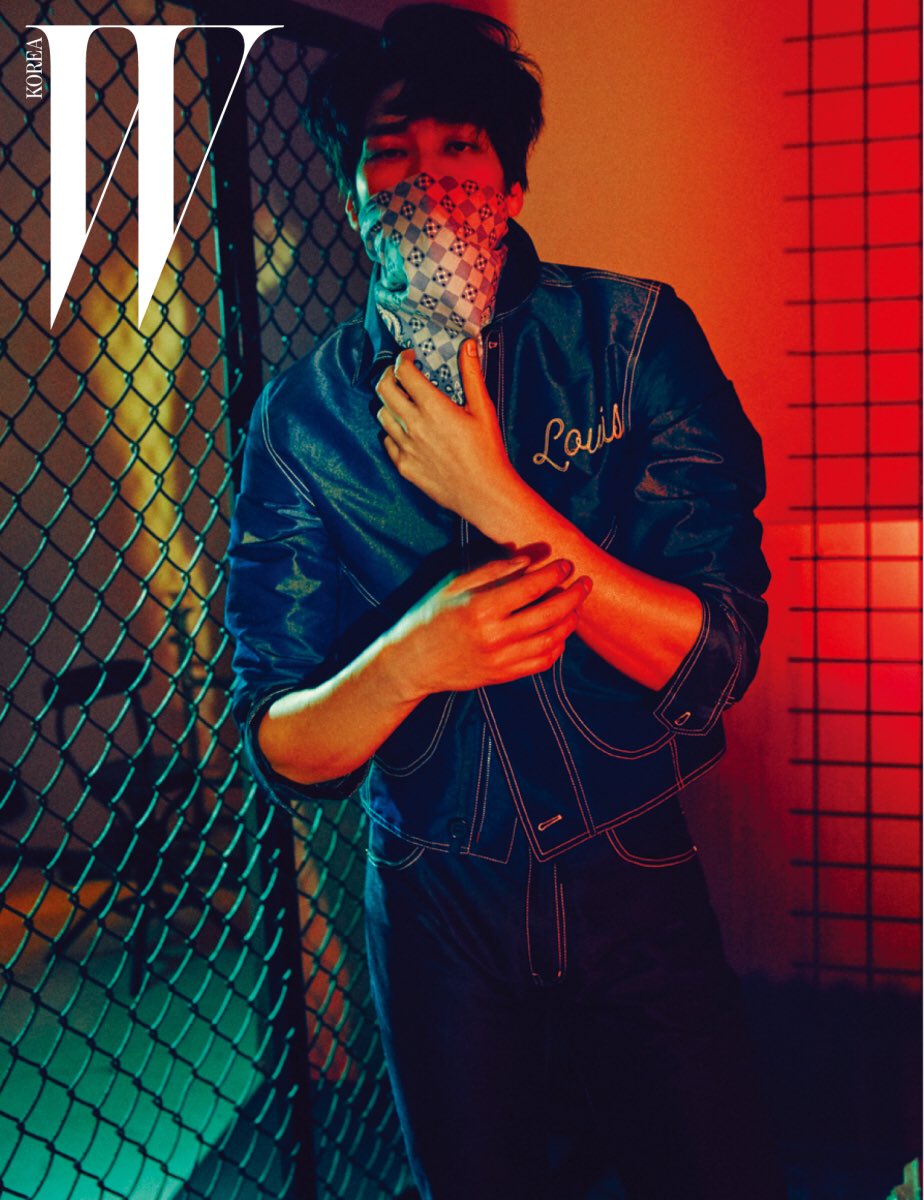 wkorea's tweet photo. 돌고, 부딪치고, 넘쳐서 깨지는, 배우 김영광의 아드레날린 https://t.co/x849wrj7Q0 https://t.co/0aOpwtBRQY