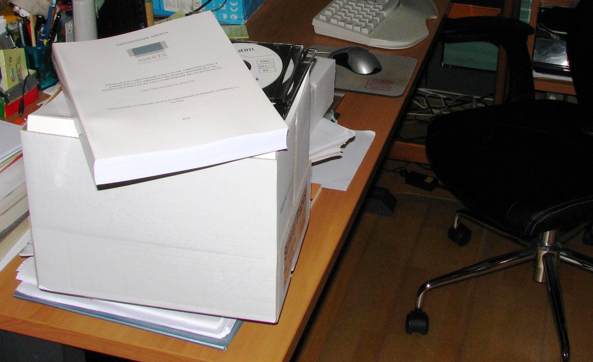 jpaztwtr's tweet photo. 4,5 years of research in 5 kg and 10 copies: PhD submitted. Teaching in a VLC: emergence of distributed TP in a CoI https://t.co/5sW4ipKpzc