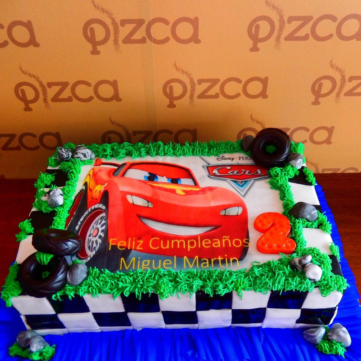 PizcaEC's tweet photo. Para qué tener un Rayo Mc Queen parqueado afuera ¡mejor parquéalo en tu cumpleaños!
#cars  #cumpleaños https://t.co/vdjmEDed7R