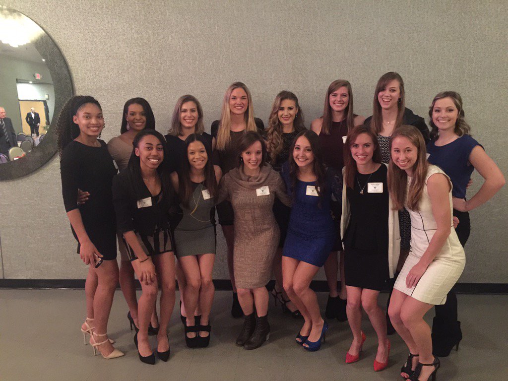 CoachKTrack's tweet photo. @YSUTracknField ladies looking nice at the #YSURing banquet! 🐧🏆💍#goguins #YSU https://t.co/R3uUcX4YGU