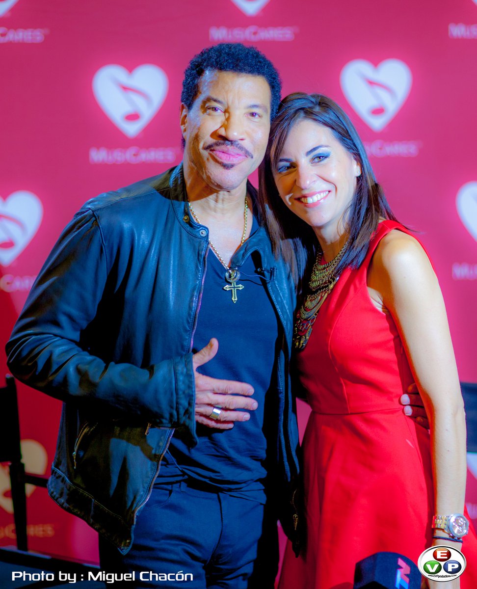 Sintesis_13's tweet photo. Beba @epcaressi estuvo con @LionelRichie y trajo entradas con M&amp;G!. Tuiteá #InvitaSintesis Hay fiesta ALL NIGHT LONG https://t.co/iwVP96KBan