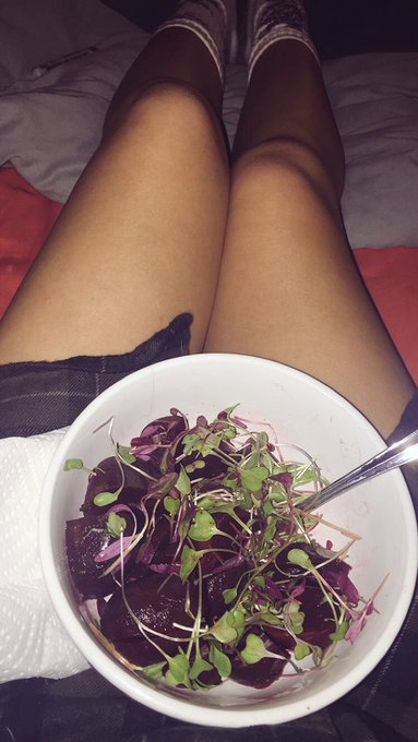 Beetin off in bed 👹😏 https://t.co/8Q7P5y2gED<a href="/tag/devicebondage"class="tags"><span>#devicebondage</span></a>