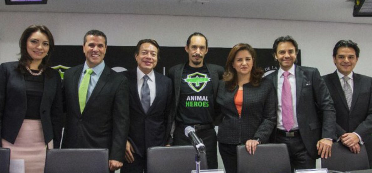 JorchTinoco's tweet photo. | @EugenioDerbez y @marcoregil piden a Senado #LeyDeBienestarAnimal  ► https://t.co/ZKfxoEGHif vía @lajornadaonline https://t.co/7JwXTbNGt6