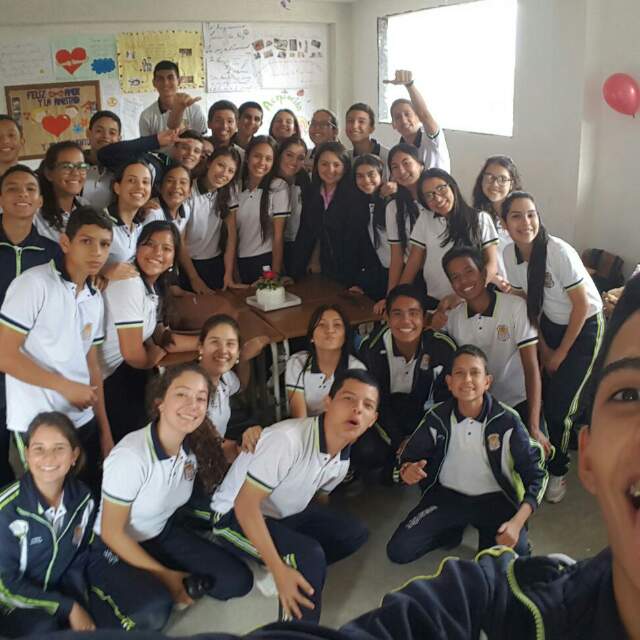 daniel_osori's tweet photo. Nuestra querida profesora cumple años, nos hemos puesto de acuerdo para darle una lindo sorpresa :3 #torta https://t.co/KPEHezyTvf