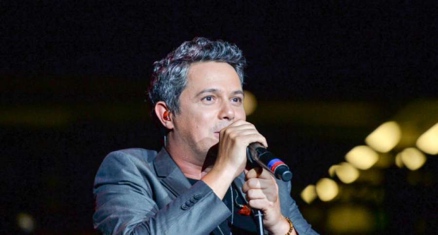 A3Noticias's tweet photo. Alejandro Sanz afirma que quien presencia el maltrato y no hace nada, es un "canalla" https://t.co/lGEfiddD5c https://t.co/DYgPSknSbJ