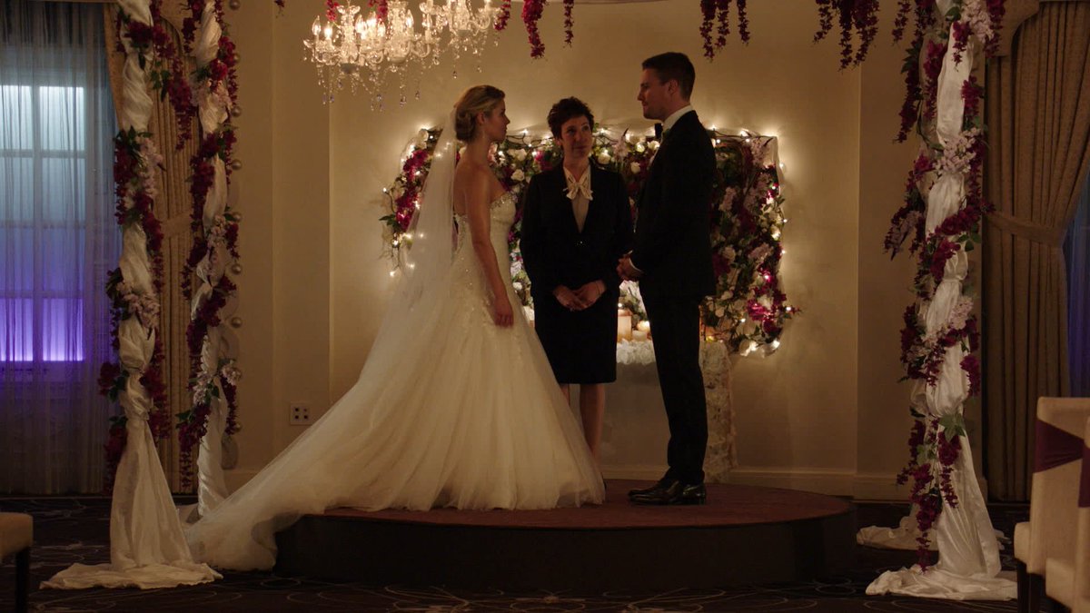 'Arrow': El productor adelanta la boda de Felicity y Oliver con esta foto  Cb8uE0WUAAABd0Q