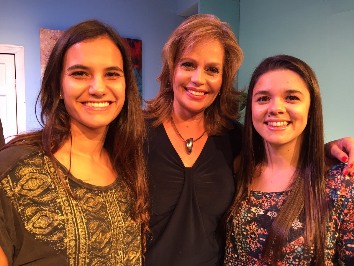 Sintonízanos ya #MujeresdeAmerica las destacadas actrices Natalia Arias y <a href="/AdrianaAlvarezO/">Adriana Alvarez Odio</a> wwwcb24.tv/en-vivo/