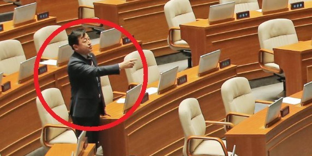 HuffPostKorea's tweet photo. 김용남, 은수미 의원 향해 "그런다고 공천 못 받아요!" 삿대질 하다(동영상, 사진) https://t.co/b9yAm2khHT https://t.co/EnGKk68HLv