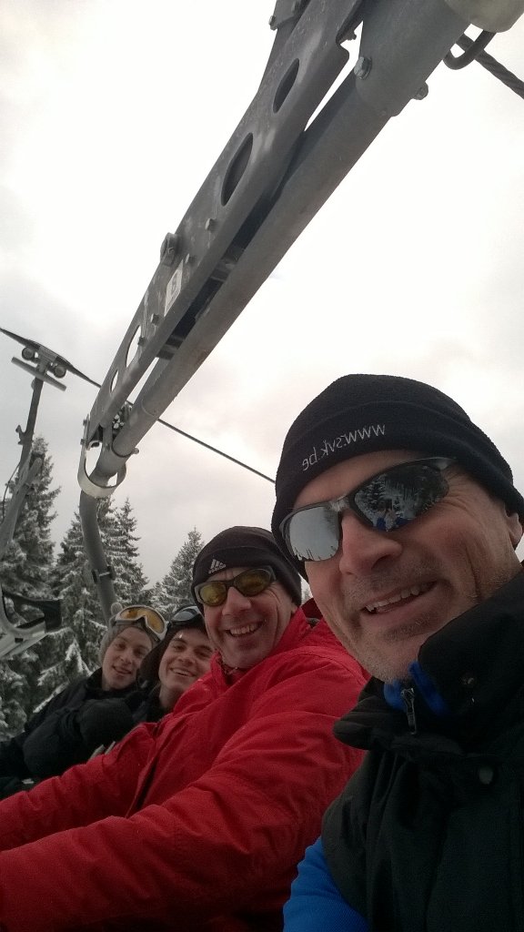 SpijkerboerC's tweet photo. Met @jessevsco @bjspijkerboer @Monchoerd skiën in Winterberg. Met muziek van @DanielLohues.#skik#allesgaatvoorbij https://t.co/kzJP0XGEh7