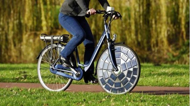 Installatieprof's tweet photo. Elektrische fiets laadt zichzelf op via voorwiel. https://t.co/YOgZZmKwR4 https://t.co/fBBbo31bAh