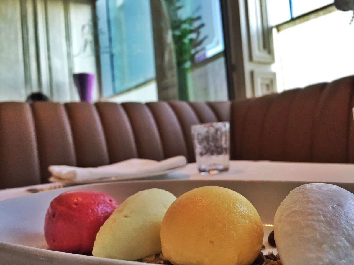 Colouring your day with our sélection de sorbets. #LaPetiteTreat