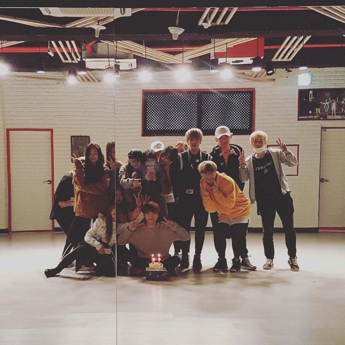 interbd_ent's tweet photo. [Staff's Blah] 2016.02.24 HAPPY BIRTHDAY
#DIP #디아이피 #비쥬얼 #원탁 #주원탁 🙈🙉💕

연습 전 #베베와 함께 한 생일파티 🎉
원탁군의 22번째 생일을 축하해주세요🙆 https://t.co/wiwyYPeIdm
