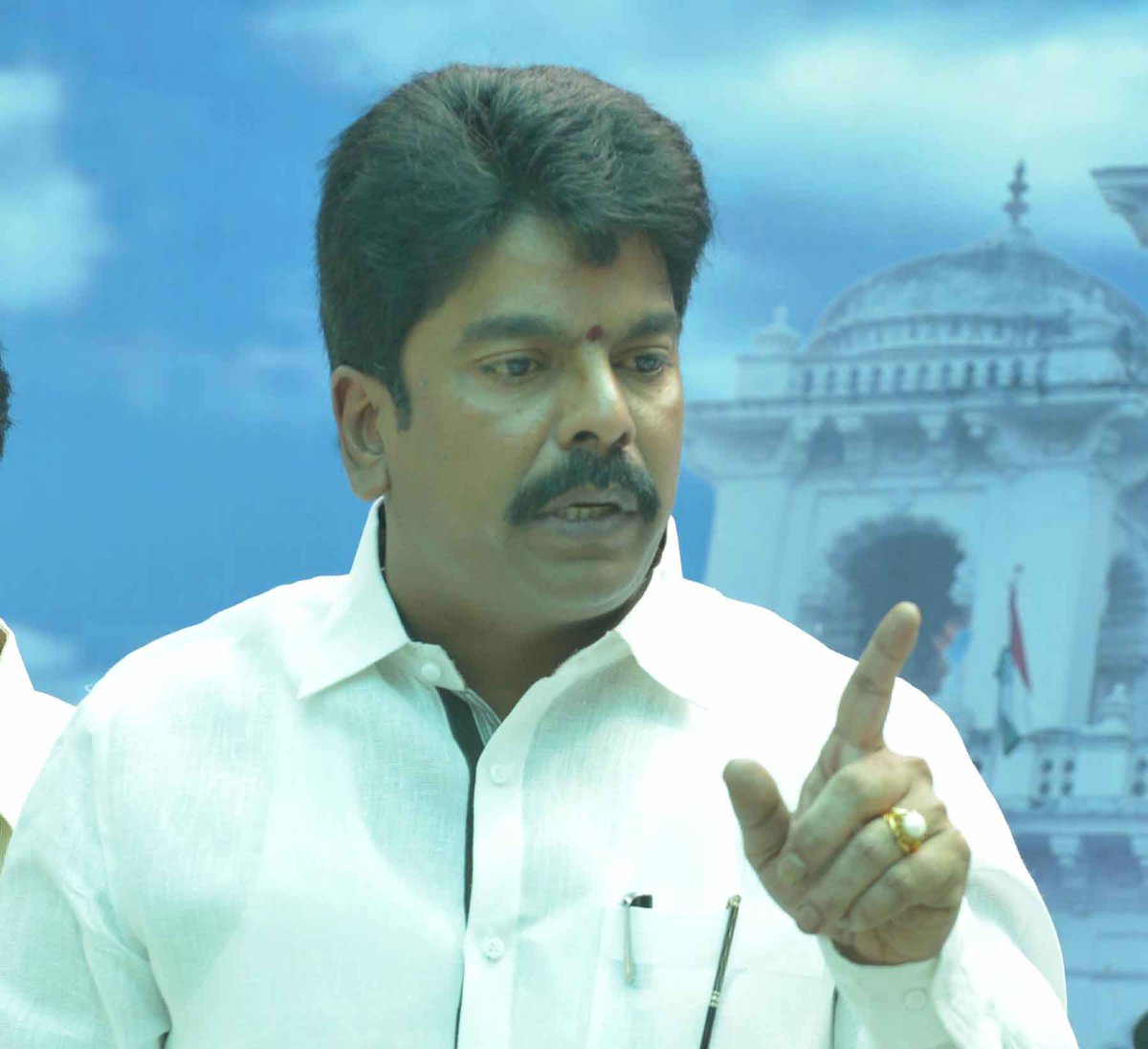 sakshinews's tweet image. #bondaumamaheswararao #partydefection నీళ్లు నమిలిన బోండా ఉమా 
goo.gl/r3Ov78