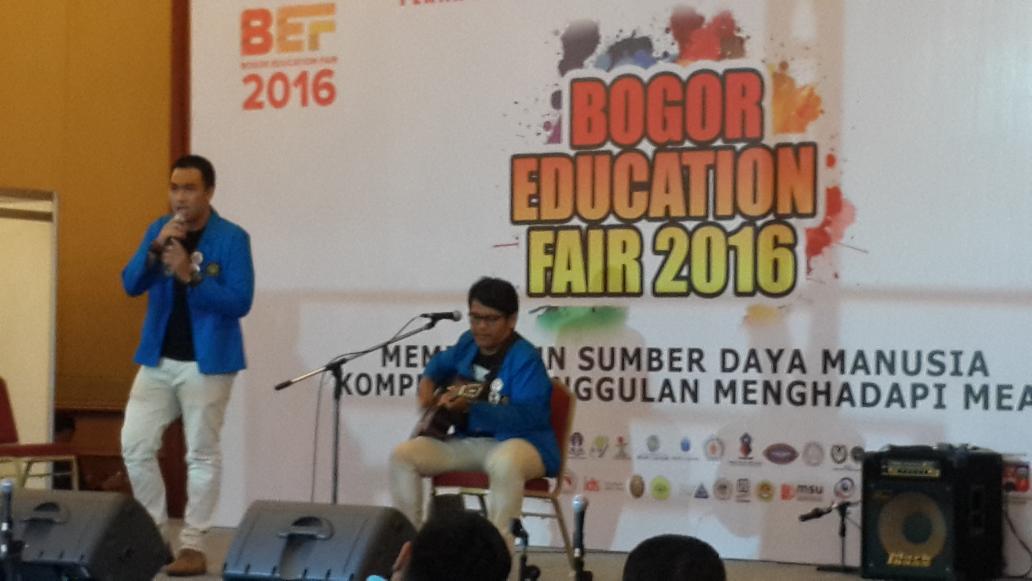 Kalau dikasih panggung langsung kumat....  *geleng2