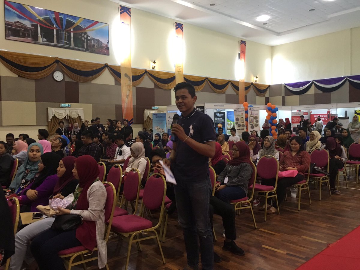 SeriousTalk16's tweet photo. Another last question from Nasir, part 2 student @decade2016 !!! Korang memang happening ✨✨✨ #SeriousTalkAG o https://t.co/nqxVx0Lknt