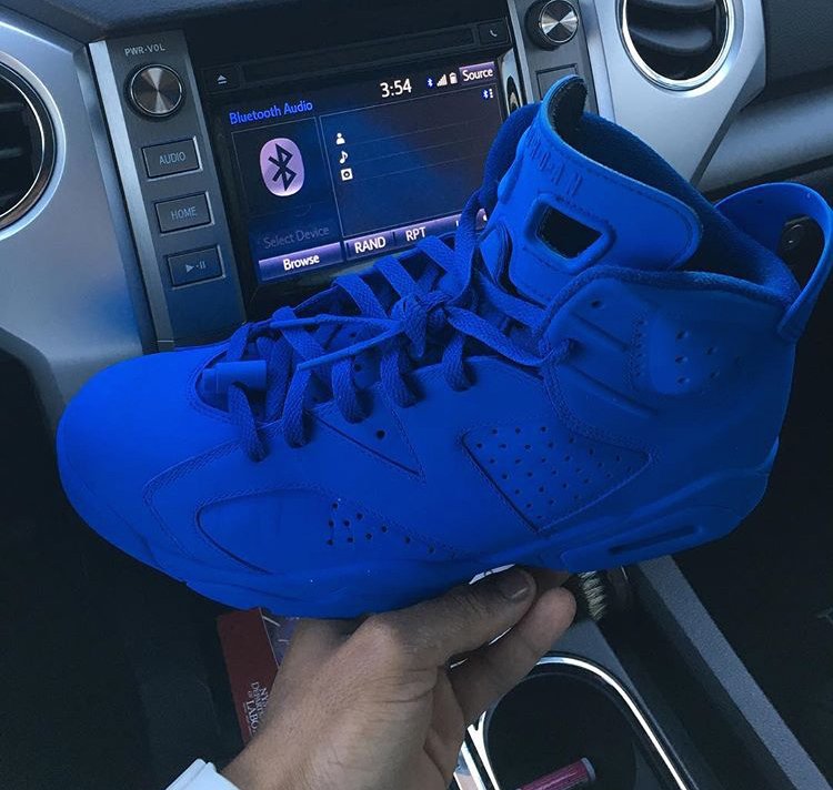 SneakerPics23's tweet photo. RT if you would Rock these Triple Blue Custom 6's https://t.co/Nxxv2tf5IF