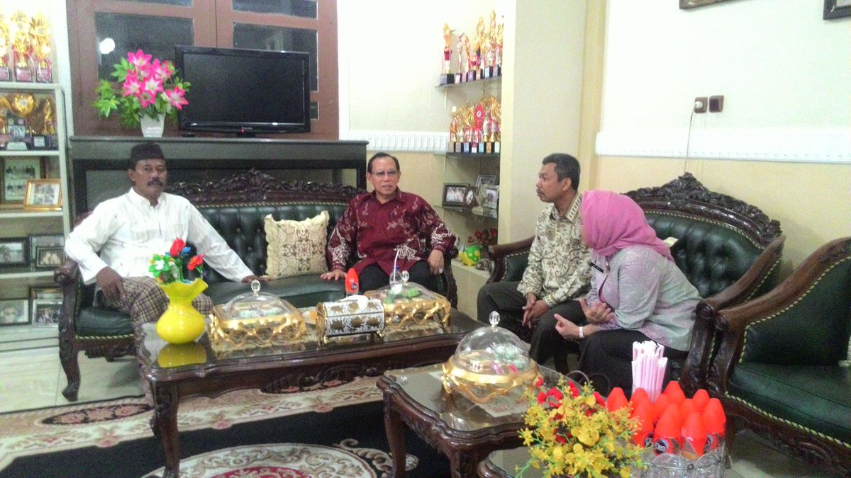 Kepala BKKBN Surya Chandra Surapaty bertemu tokoh agama Gus Ali Qoisor, Ponpes Darussalam, Watucongol, Magelang.