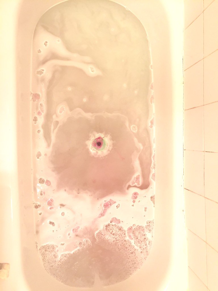 letsmakemary's tweet image. Yoga and a bath bomb? Na, ammastay here. #namaste #maxin #relaxin