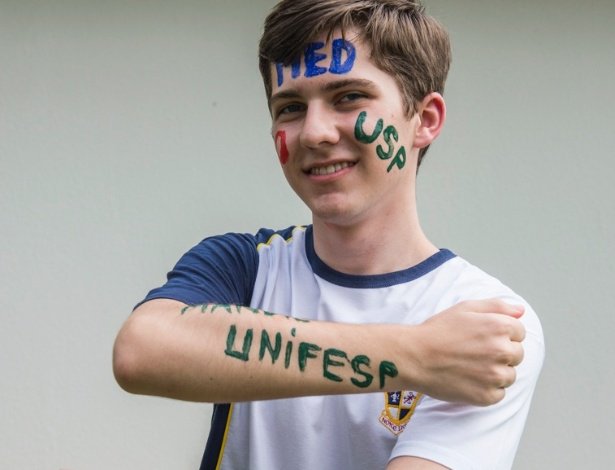 UOLNoticias's tweet image. Estudante de 17 anos passa em DEZ VESTIBULARES de medicina bit.ly/1Q9k9v8