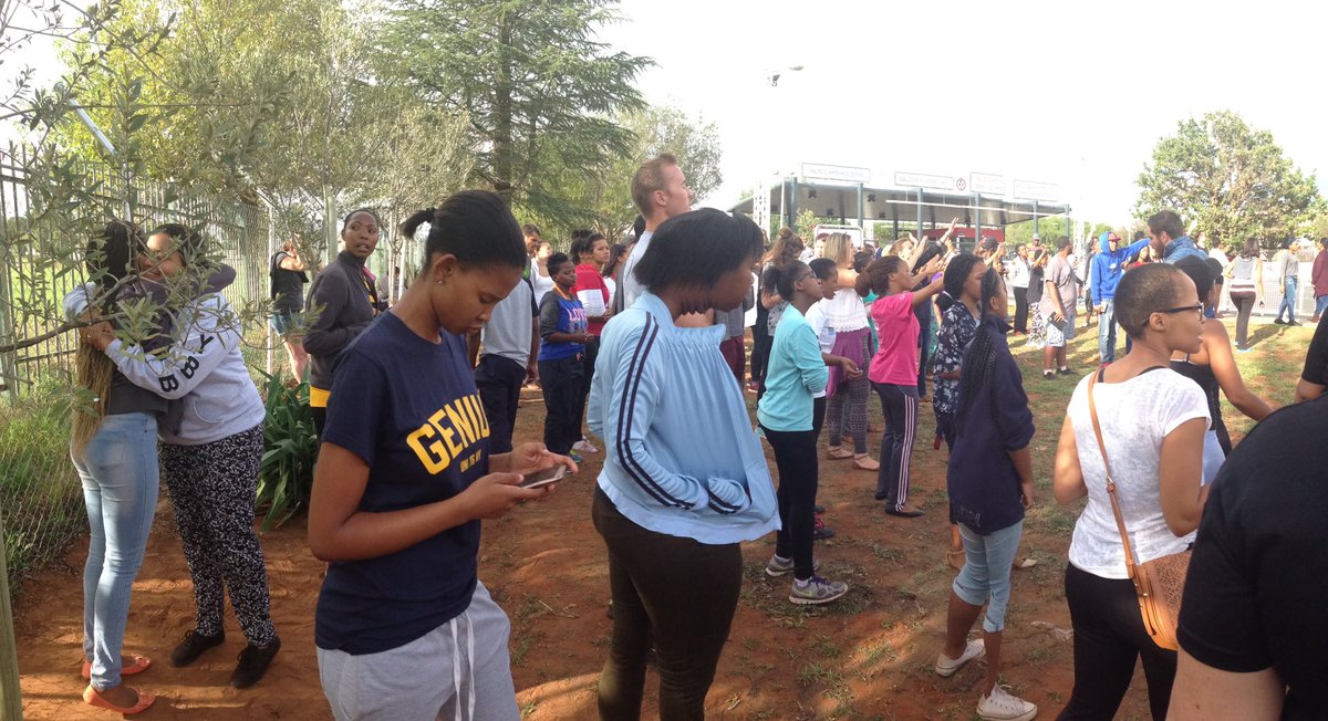 KovsieX's tweet photo. Students praying at the Maingate #UFSToday #UFSRevolt #UFS https://t.co/uZCEyxU04b