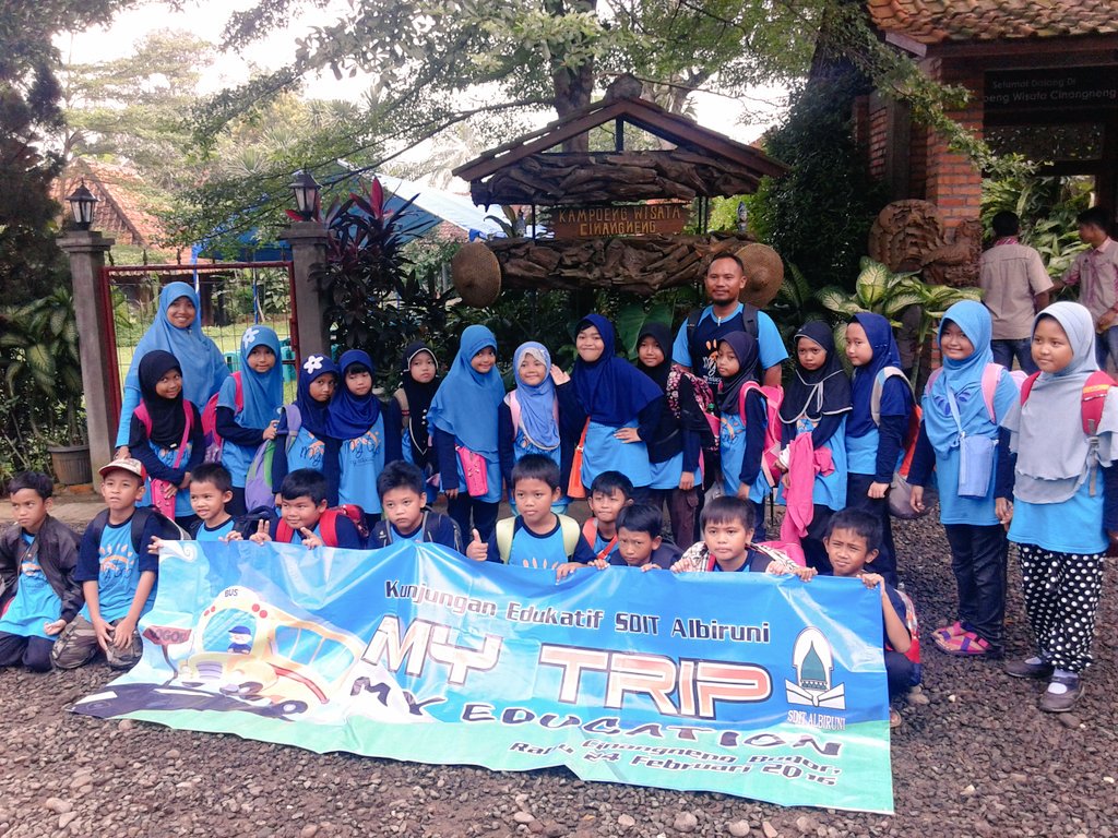 cinangneng's tweet photo. Siswa yg semangat belajar melestarikan kesenian dan kebudayaan jawa barat - Sdit Al Biruni " my trip my education " https://t.co/qLz78nwkyd