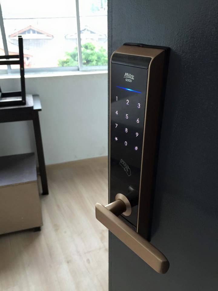 MI-6000YSзагварын дижитал цоож 
Код+карт+механик түлхүүрээр нээнэ.Нэмэлтэр алсын удирдлагаар нээх боломжтой,99983232