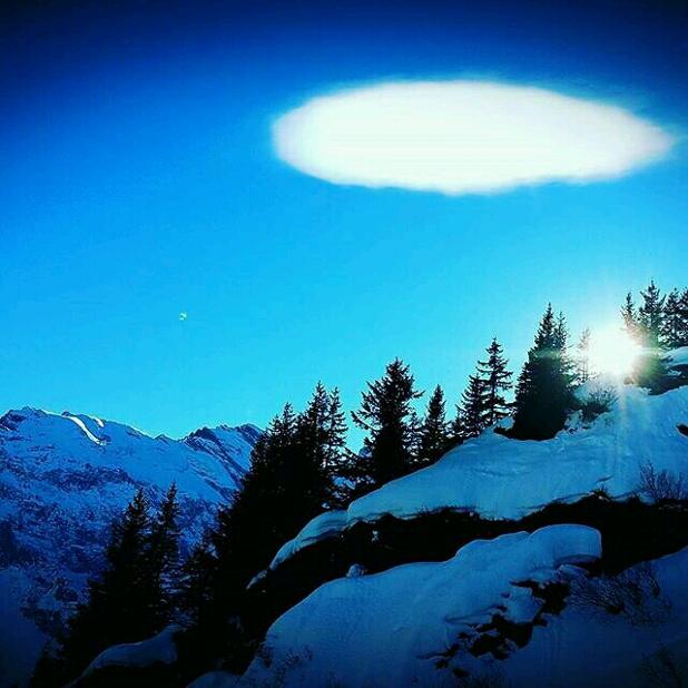 SwissMurren's tweet photo. Help us! An UFO approaching #ufocloud #winterwonderland #muerren #schilthorn #funnycloud #winterwonderland https://t.co/wCoaJqGGqq